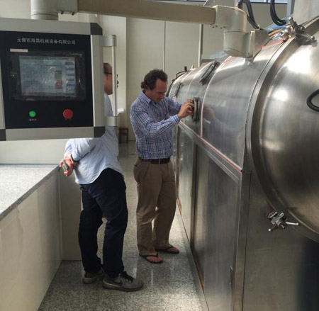哥倫比亞客戶來(lái)訪我公司中試真空帶式干燥機(jī)
